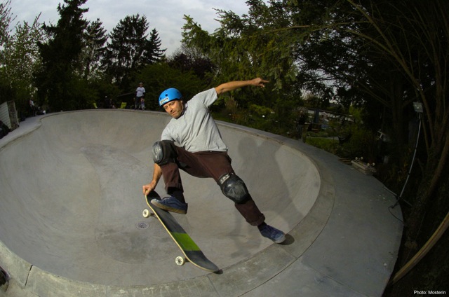 Sweeper at Hans´ backyard, that place is just paradise. The Minus crew with Matt Grabowski did the concrete so it´s perfect.
